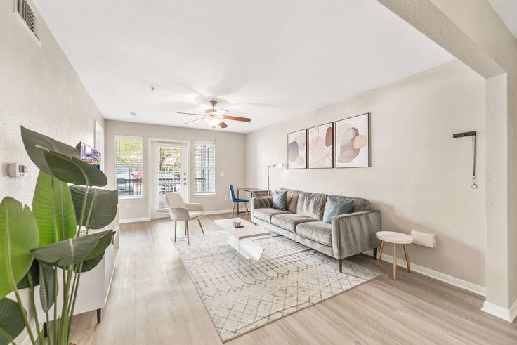 Elegante sala de estar con mobiliario moderno en un apartamento en Building Crossing Place - vivant - 1462785 en Austin, Austin