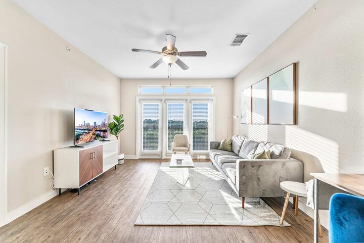 Austin, Austin에 위치한 Building East Oltorf Street - vivant - 1462823 유닛의 세련된 인테리어가 돋보이는 거실 Austin, Austin에 위치한 Building East Oltorf Street - vivant - 1462823 유닛의 세련된 인테리어가 돋보이는 거실