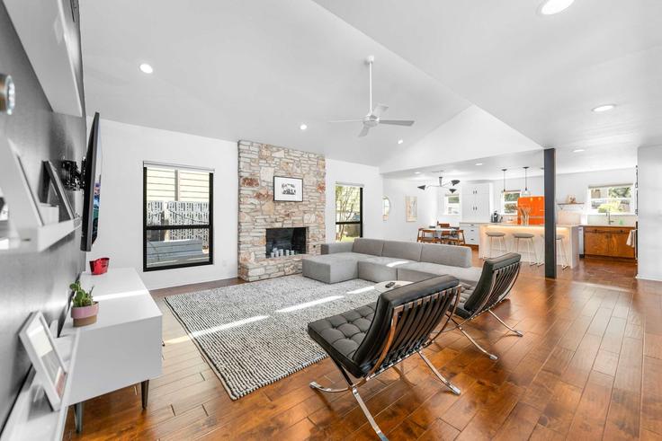 Elegant gestaltetes Wohnzimmer mit moderner Einrichtung in einer Wohnung im Building Oak Knoll Drive - vivant - 1462773 in Austin, Austin