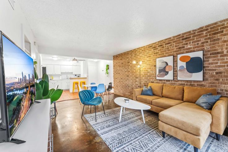 Sala de estar elegantemente projetada com móveis modernos em um apartamento no Building South Congress Avenue - vivant - 1462753 em Austin, Austin Sala de estar elegantemente projetada com móveis modernos em um apartamento no Building South Congress Avenue - vivant - 1462753 em Austin, Austin