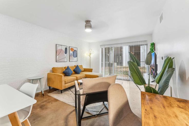 Sala de estar elegantemente projetada com móveis modernos em um apartamento no Building South Congress Avenue - vivant - 1462762 em Austin, Austin Sala de estar elegantemente projetada com móveis modernos em um apartamento no Building South Congress Avenue - vivant - 1462762 em Austin, Austin