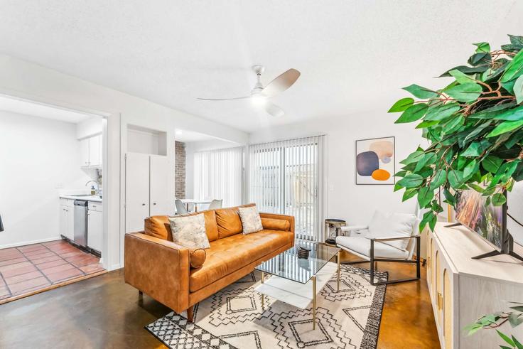 Sala de estar elegantemente projetada com móveis modernos em um apartamento no Building South Congress Avenue - vivant - 1462814 em Austin, Austin Sala de estar elegantemente projetada com móveis modernos em um apartamento no Building South Congress Avenue - vivant - 1462814 em Austin, Austin