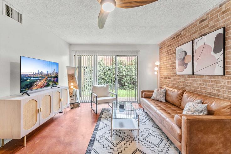 Sala de estar elegantemente projetada com móveis modernos em um apartamento no Building South Congress Avenue - vivant - 1462784 em Austin, Austin Sala de estar elegantemente projetada com móveis modernos em um apartamento no Building South Congress Avenue - vivant - 1462784 em Austin, Austin