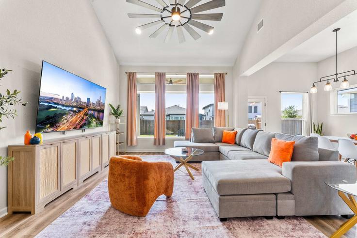 Salle de séjour élégante avec mobilier moderne dans un appartement à Building Bestride Bend - vivant - 1462760 à Austin, Austin