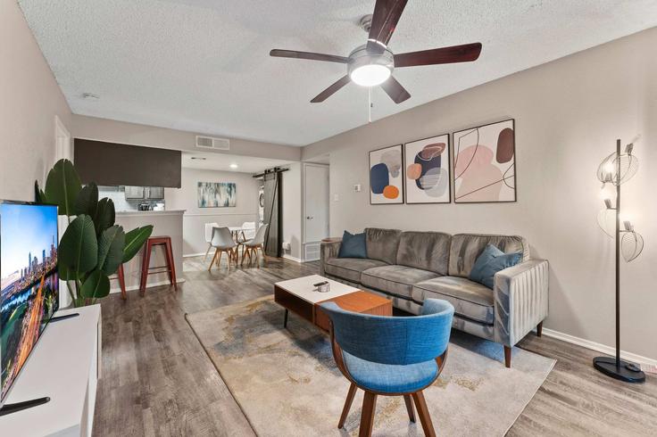 Austin, Austin에 위치한 Building South 1st Street - vivant - 1462804 유닛의 세련된 인테리어가 돋보이는 거실