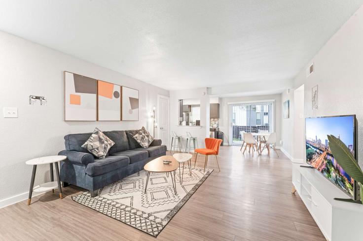 Salle de séjour élégante avec mobilier moderne dans un appartement à Building Town Lake Circle - vivant - 1462748 à Austin, Austin