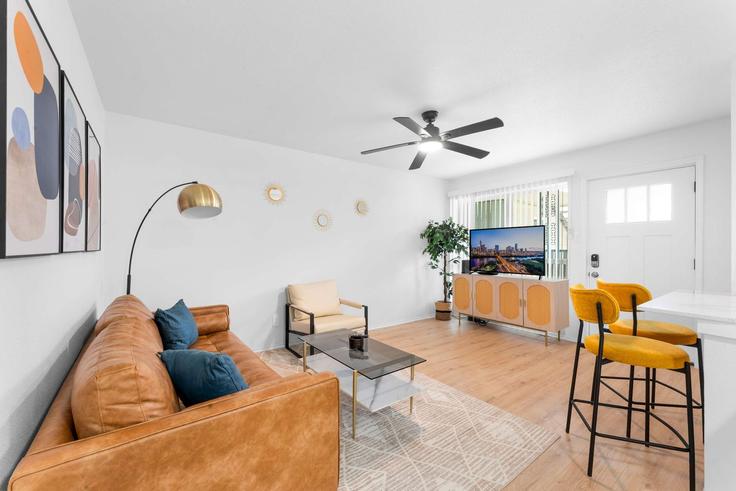 Salle de séjour élégante avec mobilier moderne dans un appartement à Building West 8th Street - vivant - 1462761 à Austin, Austin