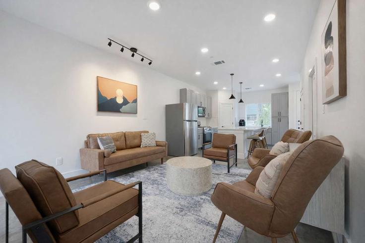 Elegant gestaltetes Wohnzimmer mit moderner Einrichtung in einer Wohnung im Building North Adams Avenue - vivant - 1523021 in Dallas, Dallas