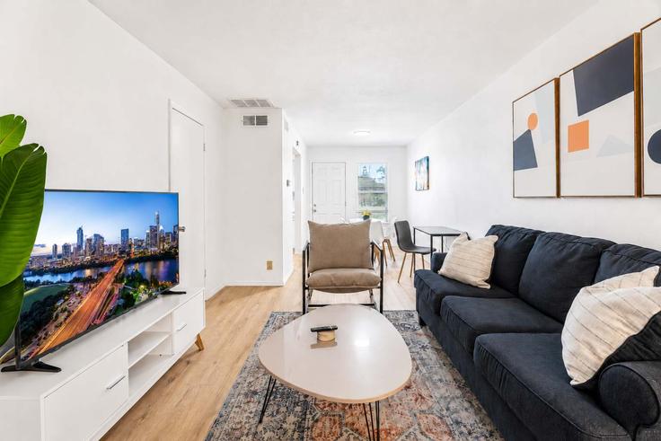 Sala de estar elegantemente projetada com móveis modernos em um apartamento no Building Crossing Place - vivant - 1462770 em Austin, Austin