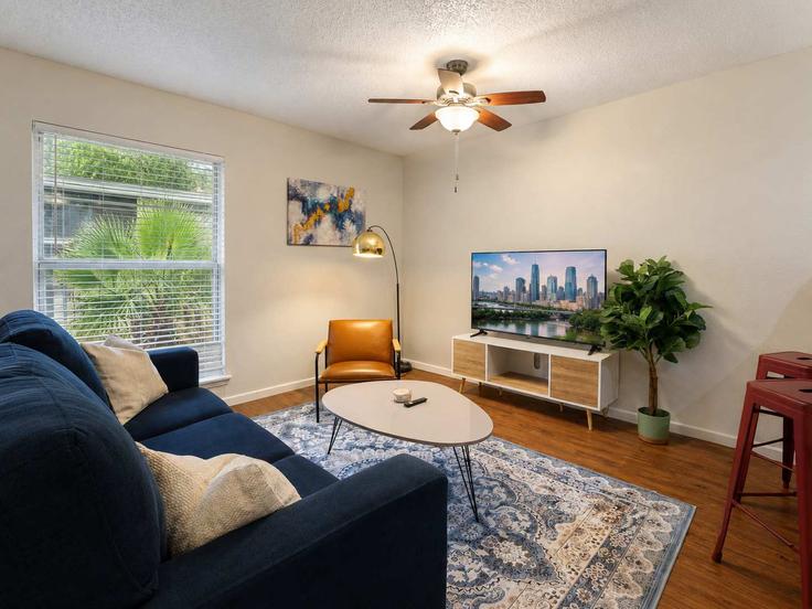 Elegantly designed living room with modern furnishings in an apartment at Building Crossing Place - vivant - 1462778 in Austin, Austin