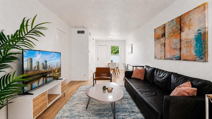 Sala de estar elegantemente projetada com móveis modernos em um apartamento no Building Crossing Place - vivant - 1462741 em Austin, Austin
