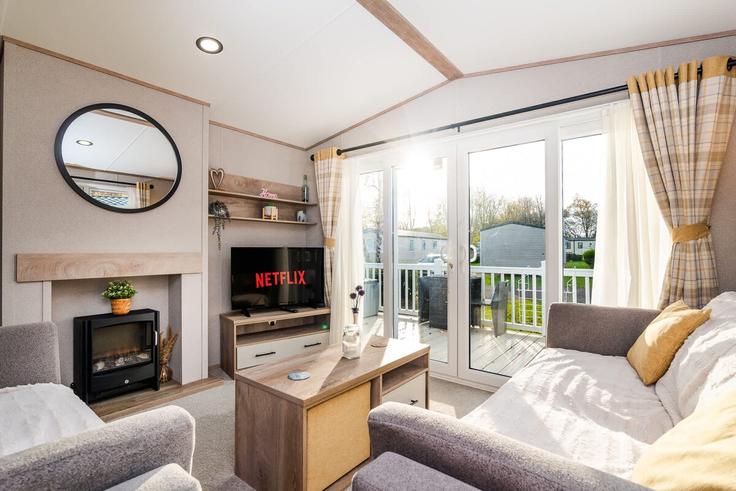 Elegant gestaltetes Wohnzimmer mit moderner Einrichtung in einer Wohnung im Building Links Road - vivi-stays - 1648643 in Cockenzie and Port Seton, Prestonpans Elegant gestaltetes Wohnzimmer mit moderner Einrichtung in einer Wohnung im Building Links Road - vivi-stays - 1648643 in Cockenzie and Port Seton, Prestonpans