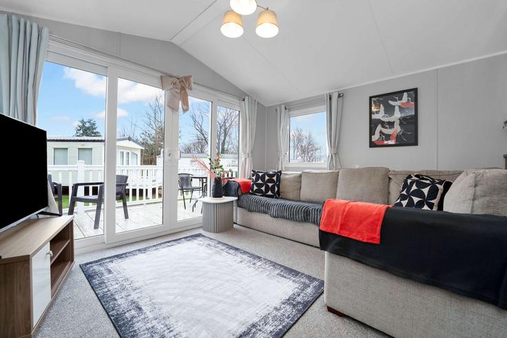 Sala de estar elegantemente projetada com móveis modernos em um apartamento no Building Turnberry - vivi-stays - 1461503 em Cockenzie and Port Seton, Prestonpans Sala de estar elegantemente projetada com móveis modernos em um apartamento no Building Turnberry - vivi-stays - 1461503 em Cockenzie and Port Seton, Prestonpans