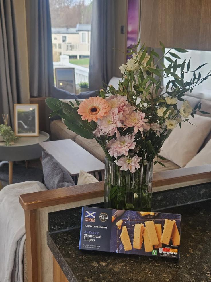 Sala de estar elegantemente projetada com móveis modernos em um apartamento no Building Prestonpans - vivi-stays - 1490061 em Cockenzie and Port Seton, Prestonpans Sala de estar elegantemente projetada com móveis modernos em um apartamento no Building Prestonpans - vivi-stays - 1490061 em Cockenzie and Port Seton, Prestonpans