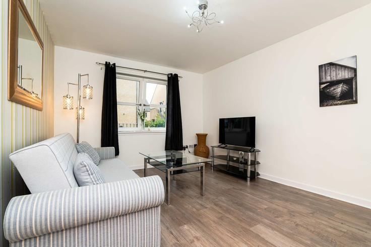 Salle de séjour élégante avec mobilier moderne dans un appartement à Building Calender Place - vivi-stays - 1521905 à Tillydrone, Aberdeen