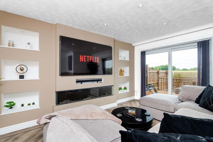 Elegante sala de estar con mobiliario moderno en un apartamento en Building Syme Place - vivi-stays - 1523534 en Rosyth, Dunfermline