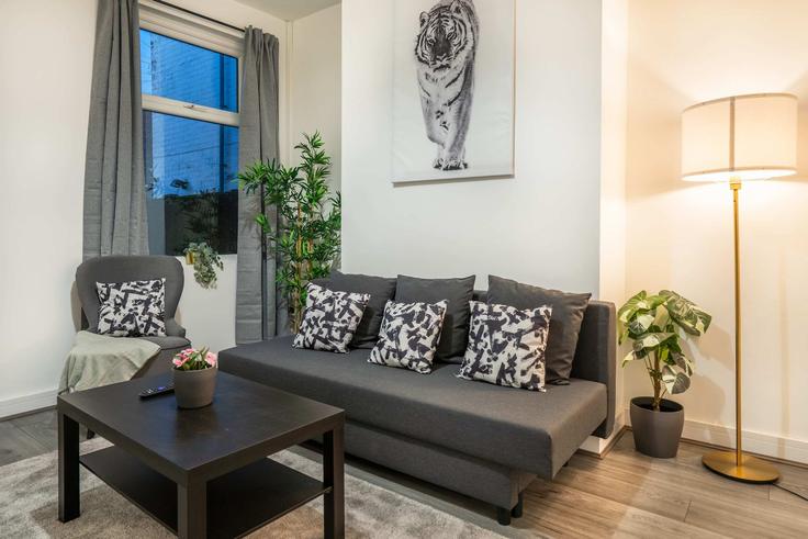 Elegante sala de estar con mobiliario moderno en un apartamento en Building Greengate Street - vivi-stays - 1540947 en Barrow-in-Furness, Barrow-in-Furness Elegante sala de estar con mobiliario moderno en un apartamento en Building Greengate Street - vivi-stays - 1540947 en Barrow-in-Furness, Barrow-in-Furness
