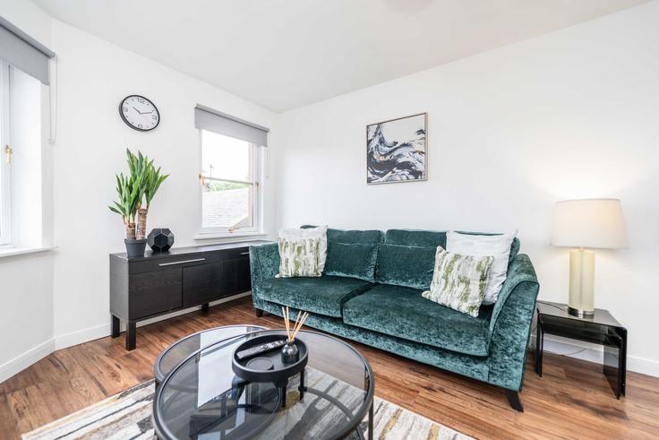 Elegant gestaltetes Wohnzimmer mit moderner Einrichtung in einer Wohnung im Building Union Grove - vivi-stays - 1538915 in Ferryhill and Ruthrieston, Aberdeen Elegant gestaltetes Wohnzimmer mit moderner Einrichtung in einer Wohnung im Building Union Grove - vivi-stays - 1538915 in Ferryhill and Ruthrieston, Aberdeen