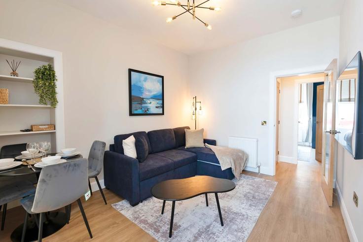 Sala de estar elegantemente projetada com móveis modernos em um apartamento no Building High Street - vivi-stays - 1465762 em Cockenzie and Port Seton, Prestonpans Sala de estar elegantemente projetada com móveis modernos em um apartamento no Building High Street - vivi-stays - 1465762 em Cockenzie and Port Seton, Prestonpans