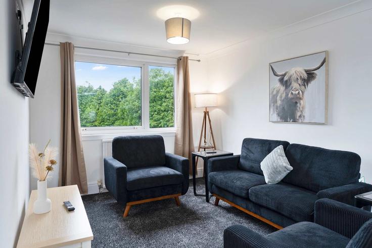 Sala de estar elegantemente projetada com móveis modernos em um apartamento no Building Brougham Place - vivi-stays - 1588357 em Hawick, Hawick