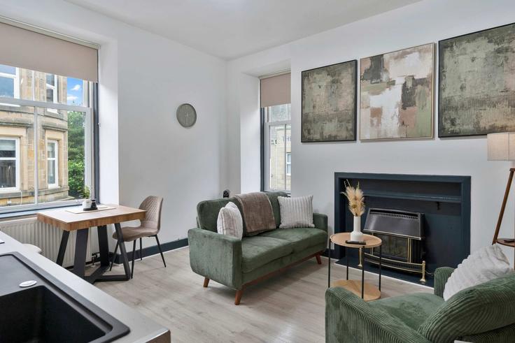 Sala de estar elegantemente projetada com móveis modernos em um apartamento no Building Oliver Crescent - vivi-stays - 1588360 em Hawick, Hawick