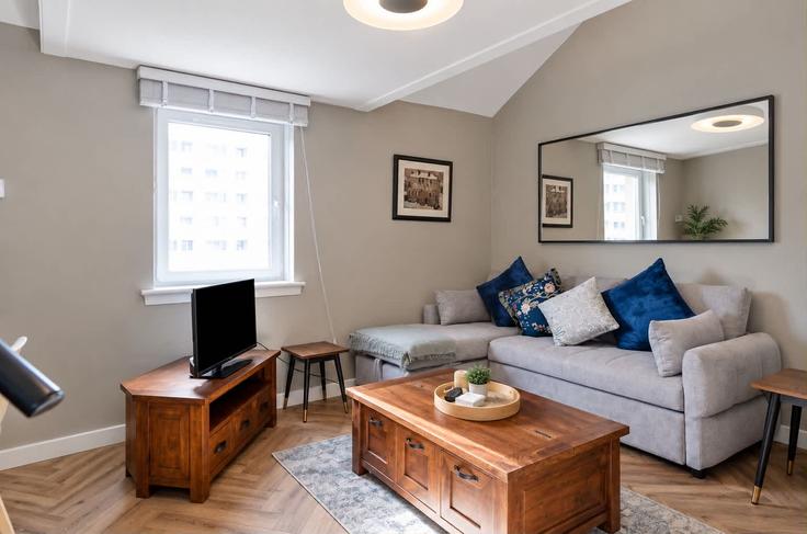 Elegant gestaltetes Wohnzimmer mit moderner Einrichtung in einer Wohnung im Building Saint Vincent Street - vivi-stays - 1642959 in Anderston, Glasgow Elegant gestaltetes Wohnzimmer mit moderner Einrichtung in einer Wohnung im Building Saint Vincent Street - vivi-stays - 1642959 in Anderston, Glasgow