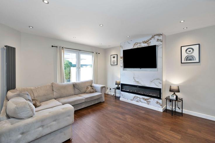 Sala de estar elegantemente projetada com móveis modernos em um apartamento no Building Stevenson Drive - vivi-stays - 1698464 em Stenhouse, Saughton Mains and Whitson, Edinburgh
