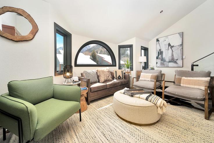 Telluride TellurideのBuilding Mahoney Drive - vivid-vacation-rentals - 1324987のアパートメントにある、モダンな家具を備えたエレガントなデザインのリビングルーム