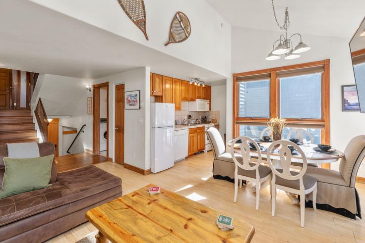 Building West Pacific Avenue - vivid-vacation-rentals - 1324989 adresindeki bir dairede modern mobilyalarla zarif bir şekilde tasarlanmış oturma odası Telluride, Telluride