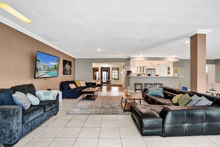 Hollywood HollywoodのBuilding Hollywood Boulevard - vlandencommerce - 1037649 - MIAのアパートメントにある、モダンな家具を備えたエレガントなデザインのリビングルーム Hollywood HollywoodのBuilding Hollywood Boulevard - vlandencommerce - 1037649 - MIAのアパートメントにある、モダンな家具を備えたエレガントなデザインのリビングルーム