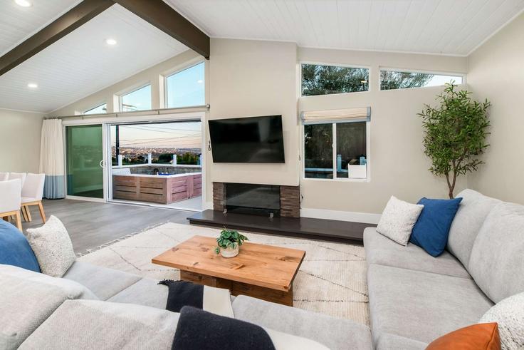 Elegante sala de estar con mobiliario moderno en un apartamento en Building San Anselmo Street - volans-realty-group - 1639973 en San Diego, San Diego Elegante sala de estar con mobiliario moderno en un apartamento en Building San Anselmo Street - volans-realty-group - 1639973 en San Diego, San Diego