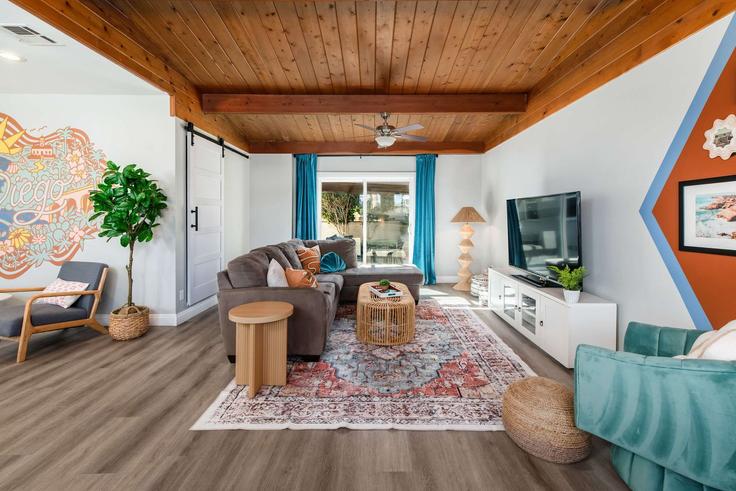 San Diego, San Diego에 위치한 Building Catalina Boulevard - volans-realty-group - 1639986 유닛의 세련된 인테리어가 돋보이는 거실 San Diego, San Diego에 위치한 Building Catalina Boulevard - volans-realty-group - 1639986 유닛의 세련된 인테리어가 돋보이는 거실