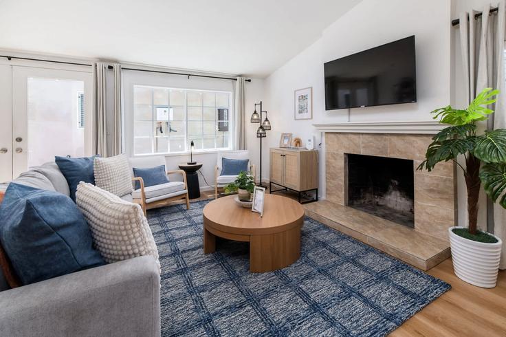 San Diego, San Diego에 위치한 Building Marathon Drive - volans-realty-group - 1639982 유닛의 세련된 인테리어가 돋보이는 거실 San Diego, San Diego에 위치한 Building Marathon Drive - volans-realty-group - 1639982 유닛의 세련된 인테리어가 돋보이는 거실