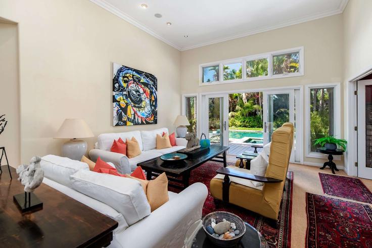Sala de estar elegantemente projetada com móveis modernos em um apartamento no Building Vallecitos - volans-realty-group - 1639980 em San Diego, San Diego Sala de estar elegantemente projetada com móveis modernos em um apartamento no Building Vallecitos - volans-realty-group - 1639980 em San Diego, San Diego