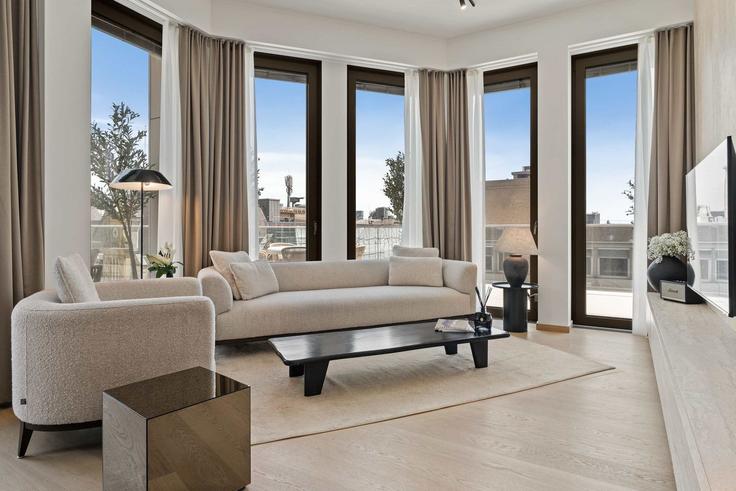 Salle de séjour élégante avec mobilier moderne dans un appartement à Building Boulevard Royal - voya - 1042151 - LUX à Luxembourg, Luxembourg Salle de séjour élégante avec mobilier moderne dans un appartement à Building Boulevard Royal - voya - 1042151 - LUX à Luxembourg, Luxembourg