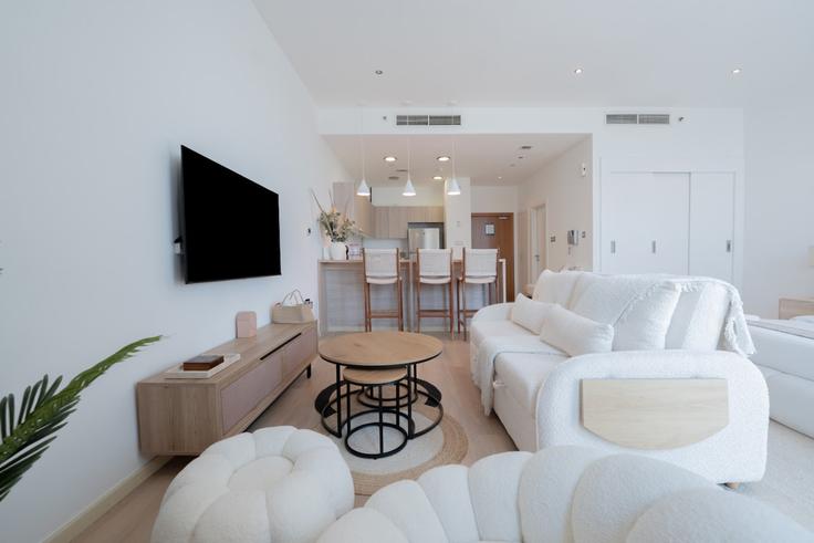 Elegant gestaltetes Wohnzimmer mit moderner Einrichtung in einer Wohnung im Building Al Bandar Street - voyage-vacation-home-rental-llc-spc - 1625050 in Al Rahah, Abu Dhabi Elegant gestaltetes Wohnzimmer mit moderner Einrichtung in einer Wohnung im Building Al Bandar Street - voyage-vacation-home-rental-llc-spc - 1625050 in Al Rahah, Abu Dhabi