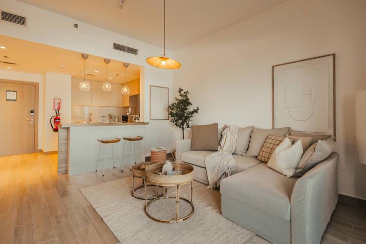 Yas Island, Abu Dhabi에 위치한 Building Tariaq Bedon Esm - voyage-vacation-home-rental-llc - 1286912 - DXB 아파트의 세련된 인테리어가 돋보이는 거실