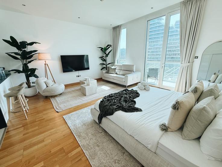 Building Al Bandar Street - voyage-vacation-home-rental-llc - 1286915 - DXB adresindeki bir dairede modern mobilyalarla zarif bir şekilde tasarlanmış oturma odası Al Rahah, Abu Dhabi