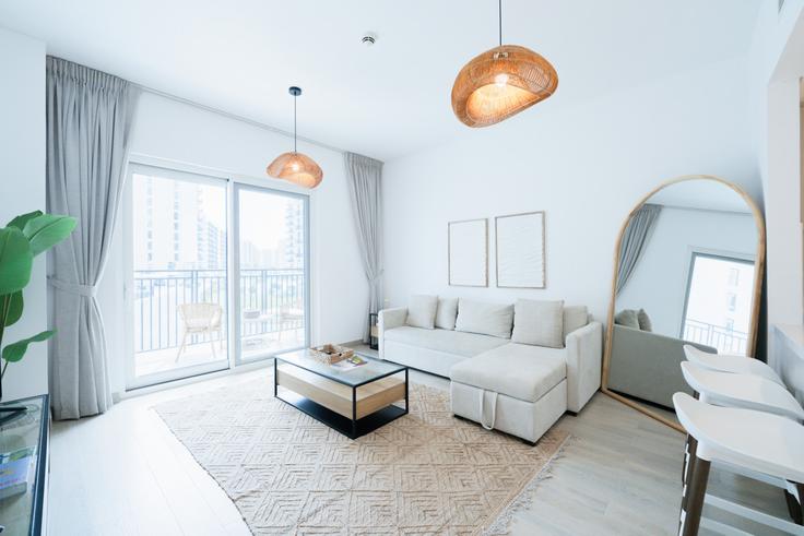 Yas Island, Abu Dhabi에 위치한 Building Tariaq Bedon Esm - voyage-vacation-home-rental-llc - 1286921 - DXB 아파트의 세련된 인테리어가 돋보이는 거실