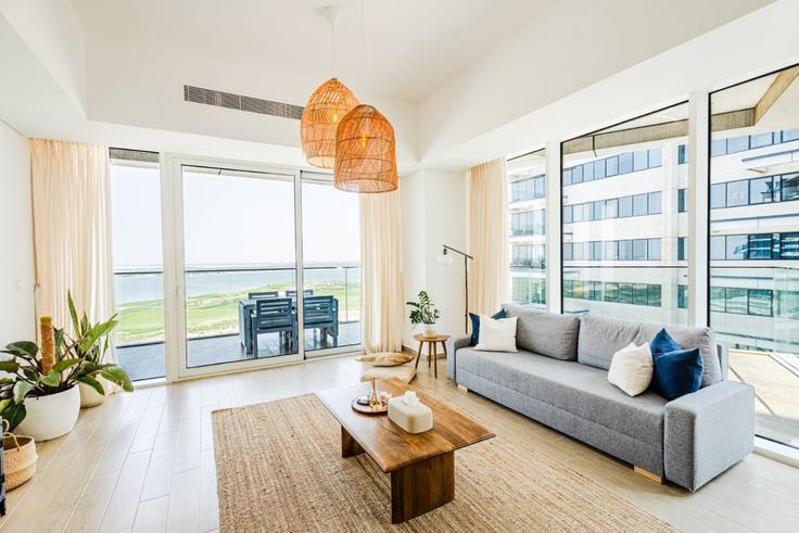 Yas Island, Abu Dhabi에 위치한 Building Al Ihtiraf Street - voyage-vacation-home-rental-llc - 1286924 - DXB 아파트의 세련된 인테리어가 돋보이는 거실