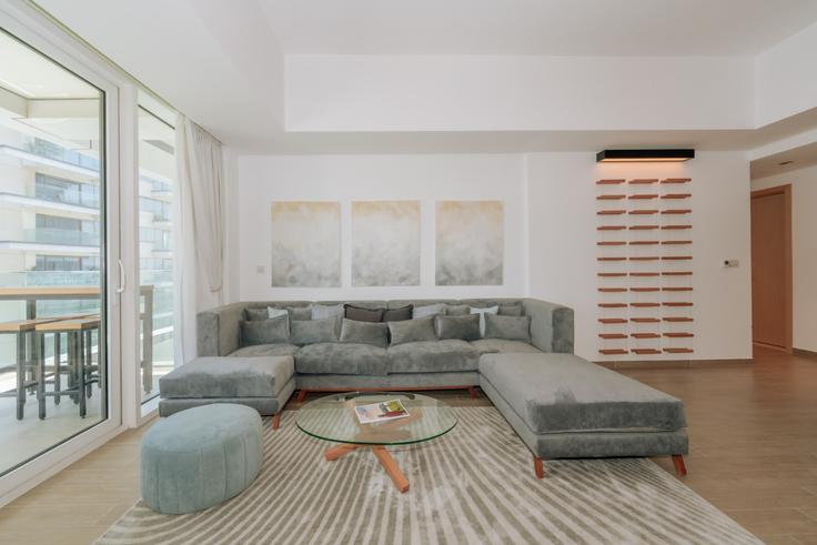 Yas Island, Abu Dhabi에 위치한 Building Al Ihtiraf Street - voyage-vacation-home-rental-llc - 1286927 - DXB 아파트의 세련된 인테리어가 돋보이는 거실