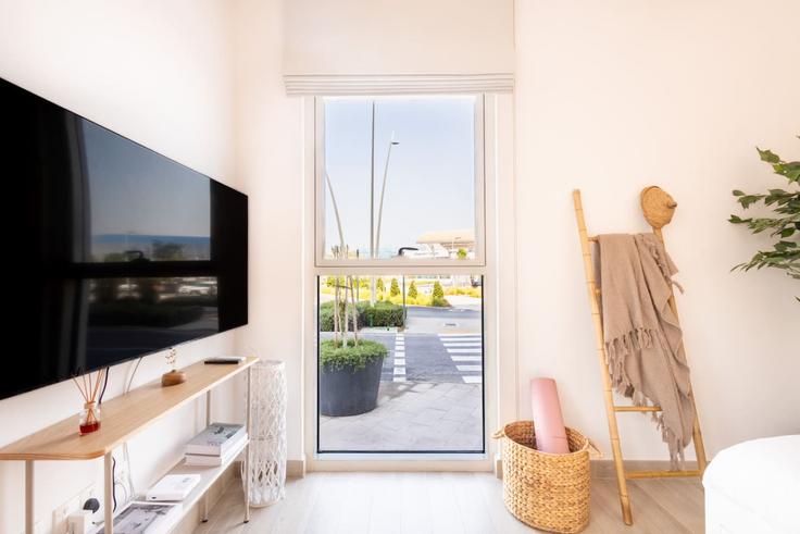 Abu Dhabi Yas IslandのBuilding Tariaq Bedon Esm - voyage-vacation-home-rental-llc - 1286932 - DXBのアパートメントにある、モダンな家具を備えたエレガントなデザインのリビングルーム