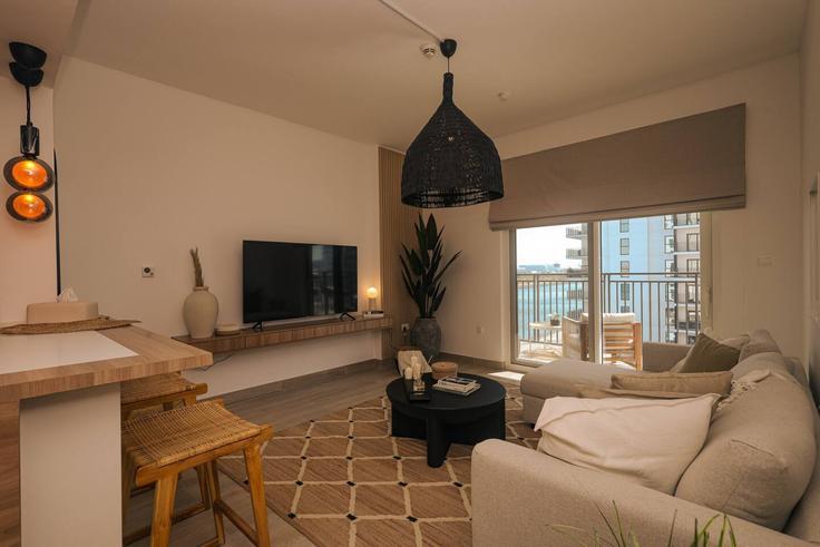 Elegante sala de estar con mobiliario moderno en un apartamento en Building Tariaq Bedon Esm - voyage-vacation-home-rental-llc - 1286936 - DXB en Yas Island, Abu Dhabi Elegante sala de estar con mobiliario moderno en un apartamento en Building Tariaq Bedon Esm - voyage-vacation-home-rental-llc - 1286936 - DXB en Yas Island, Abu Dhabi