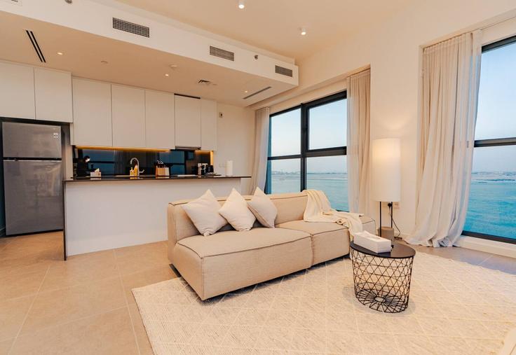 Al Reem Island, Abu Dhabi에 위치한 Building Bilshuʹoum Street - voyage-vacation-home-rental-llc - 1286937 - DXB 아파트의 세련된 인테리어가 돋보이는 거실