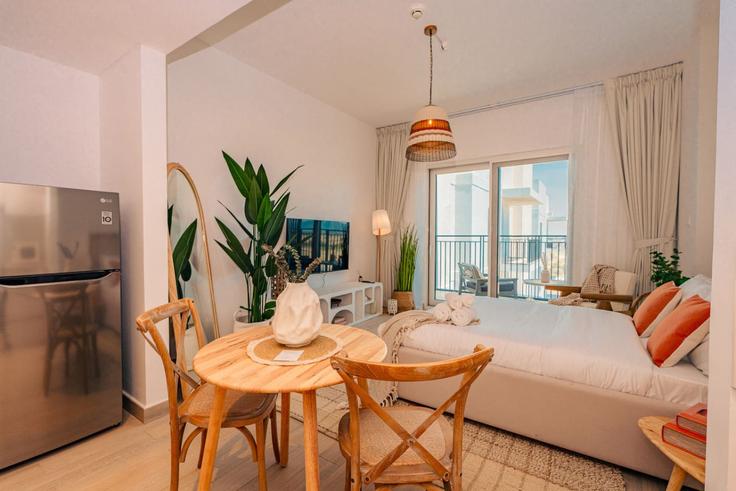 Abu Dhabi Yas IslandのBuilding Tariaq Bedon Esm - voyage-vacation-home-rental-llc - 1286938 - DXBのアパートメントにある、モダンな家具を備えたエレガントなデザインのリビングルーム