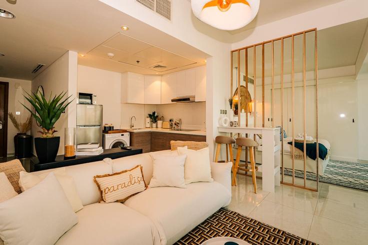 Al Rahah, Abu Dhabi에 위치한 Building Al Bandar Street - voyage-vacation-home-rental-llc - 1286940 - DXB 아파트의 세련된 인테리어가 돋보이는 거실