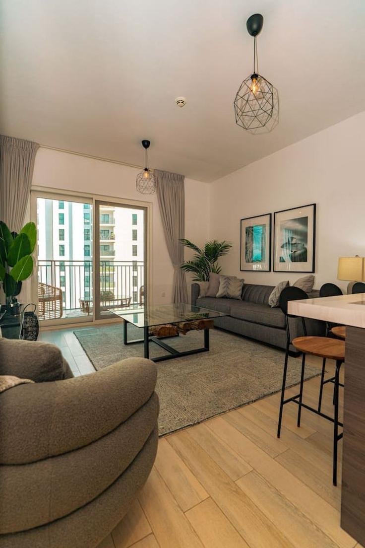 Yas Island, Abu Dhabi에 위치한 Building Tariaq Bedon Esm - voyage-vacation-home-rental-llc - 1286944 - DXB 아파트의 세련된 인테리어가 돋보이는 거실