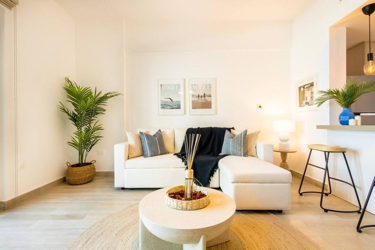 Yas Island, Abu Dhabi에 위치한 Building Tariaq Bedon Esm - voyage-vacation-home-rental-llc - 1286946 - DXB 아파트의 세련된 인테리어가 돋보이는 거실