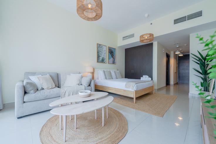 Salle de séjour élégante avec mobilier moderne dans un appartement à Building Matar Bin Thani Al Rumaithi Street - voyage-vacation-home-rental-llc - 1286965 - DXB à Al Reem Island, Abu Dhabi Salle de séjour élégante avec mobilier moderne dans un appartement à Building Matar Bin Thani Al Rumaithi Street - voyage-vacation-home-rental-llc - 1286965 - DXB à Al Reem Island, Abu Dhabi