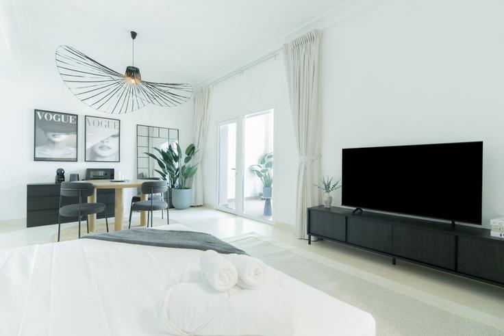 Yas Island, Abu Dhabi에 위치한 Building Tariaq Bedon Esm - voyage-vacation-home-rental-llc - 1298111 - DXB 유닛의 세련된 인테리어가 돋보이는 거실 Yas Island, Abu Dhabi에 위치한 Building Tariaq Bedon Esm - voyage-vacation-home-rental-llc - 1298111 - DXB 유닛의 세련된 인테리어가 돋보이는 거실